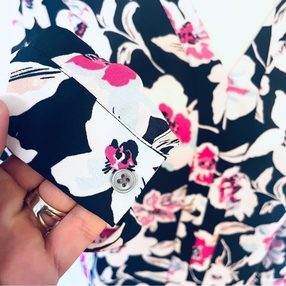 Banana Republic - Petite Long Sleeve Blouse – Navy & Pink Floral - Size XS - Picture 7 of 8